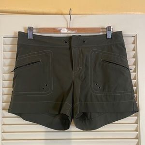Athleta kaki shorts size 6